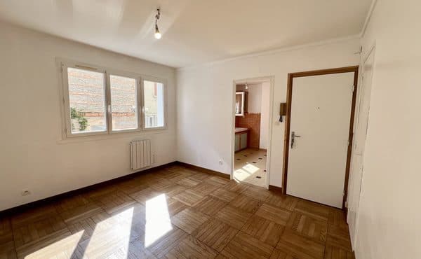 Photo avant: Salon moderne épuré